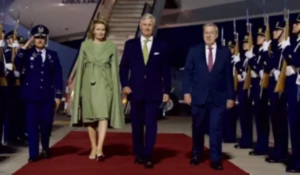 queen-mathilde-natan-noho-green-cape-coat-2