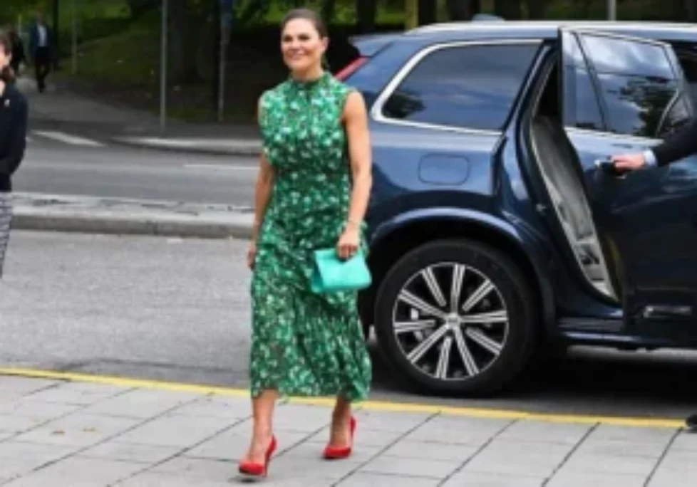 Crown-Princess-Victoria-Saloni-Fleur-ruffle-padma-emerald-dress-2