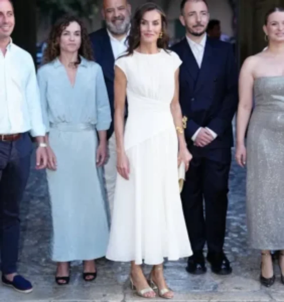 queen-letizia-aje-white-dress-suma-cruz-neclace-earrings-3