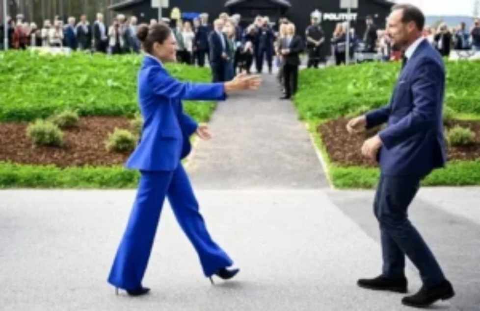 Crown-Princess-Victoria-Zara-Royal-Blue-Fitted-blazer-2