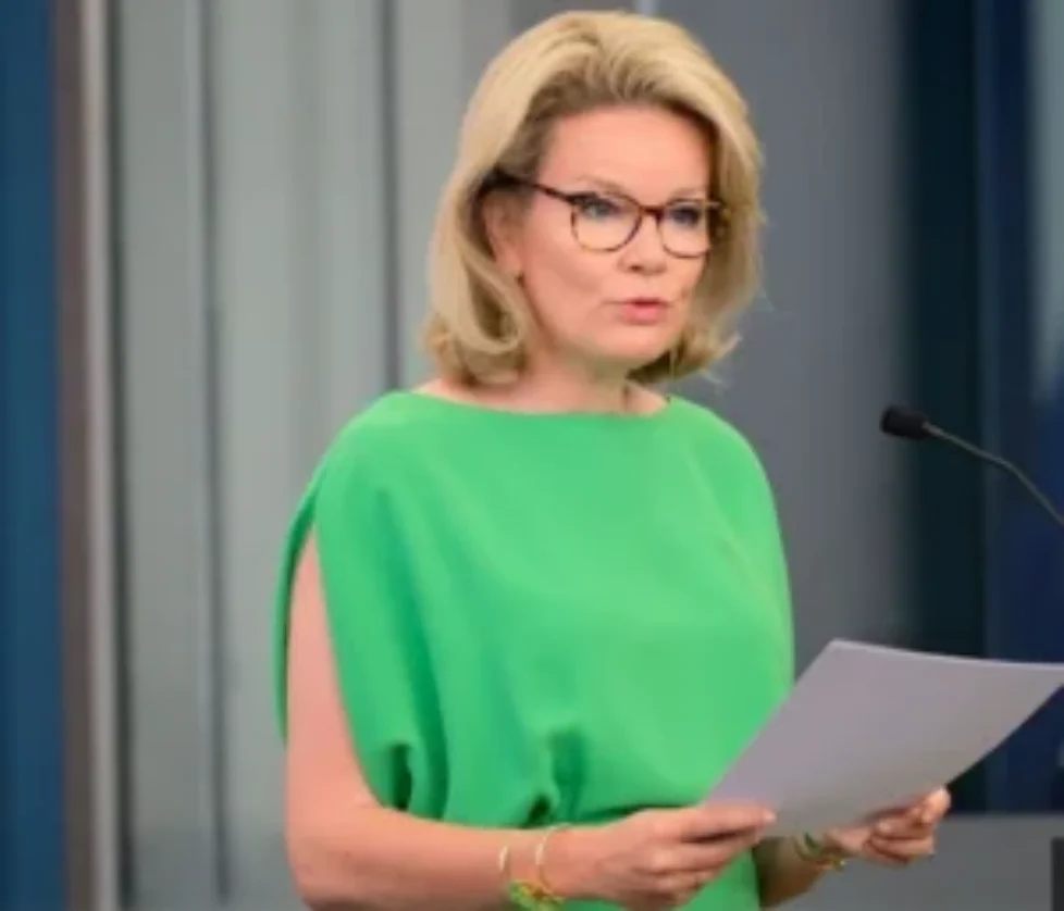Queen-Mathilde-Natan-Calice-green-dress-2