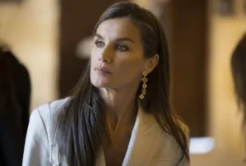 queen-letizia-dina-shaker-military-linen-jacket-4