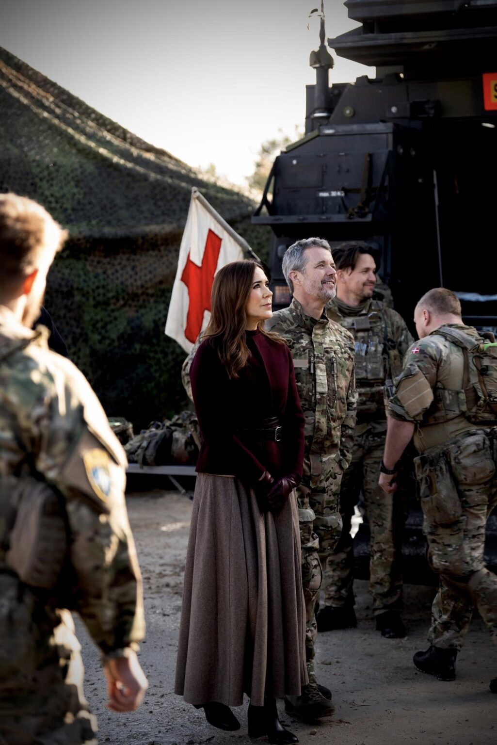 Frederik et Mary de Danemark auprès des soldats danois en Lettonie ...