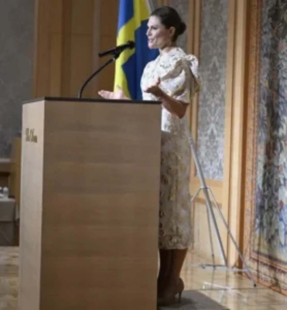 crown-princess-victoria-by-malene-birger-amalfi-dress-5