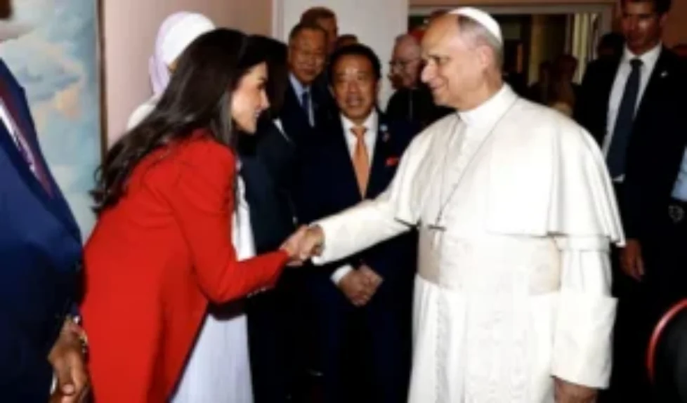 queen-letizia-carolina-herrera-red-suit-1