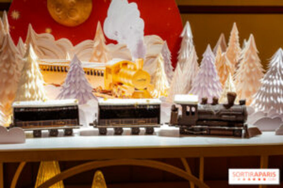 1216763-buche-de-noel-lenotre-2025-le-train-des-merveilles-et-les-creations-de-fete-photos-a7c07643