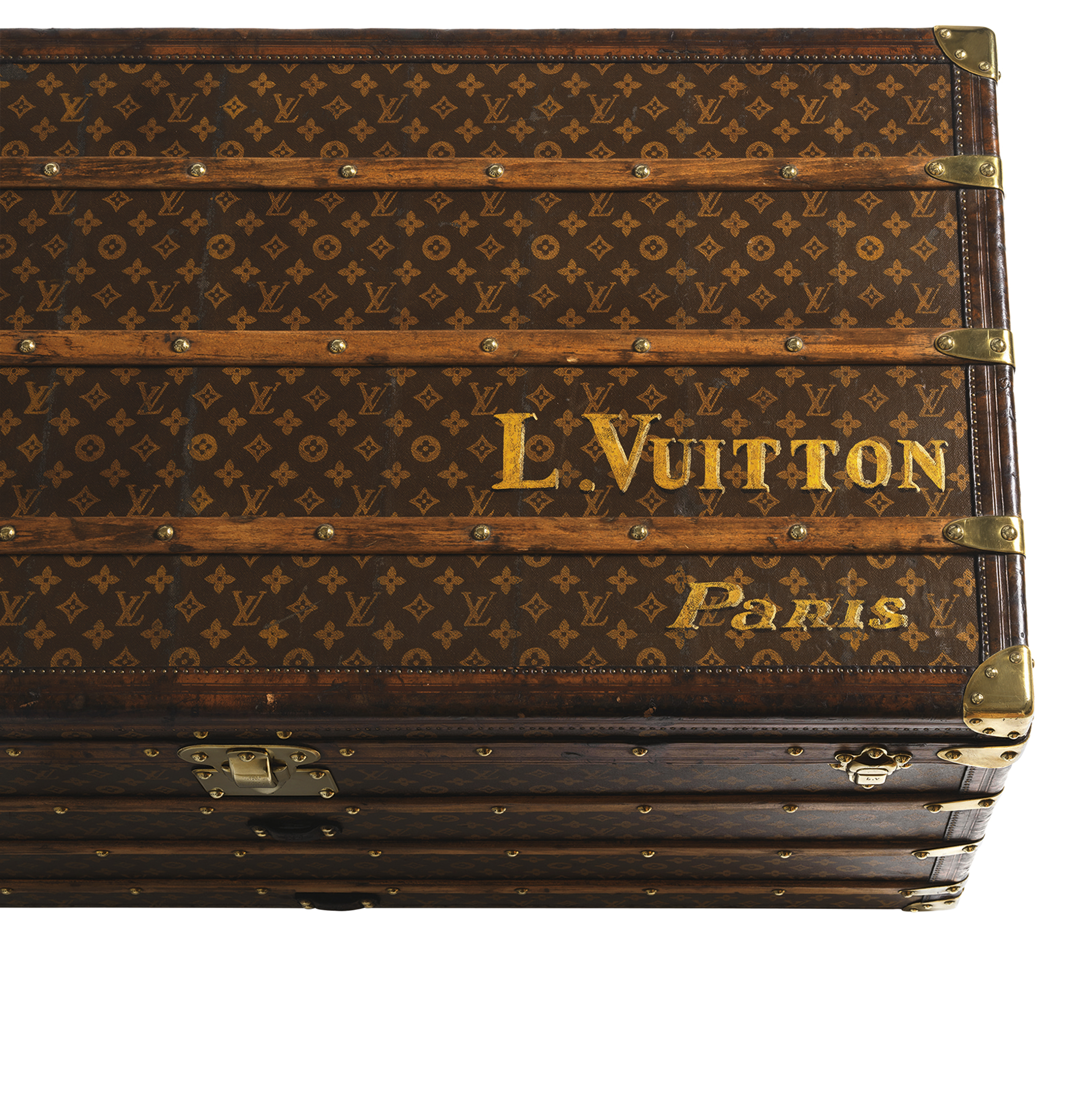 Detail de la personnalisation  L. Vuitton Paris  sur le couvercle de la Malle pour Dame en Toile Monogram [110 x 56 x 57 cm], 1910