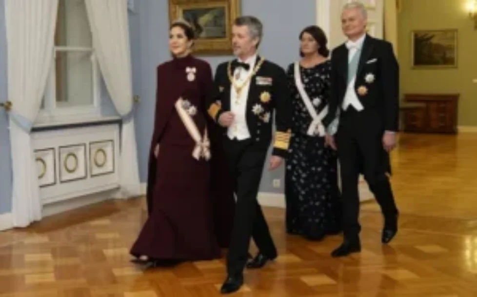 queen-mary-elie-saab-cape-gown-9