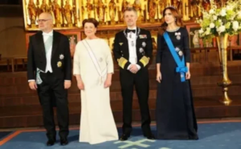 queen-mary-prada-gown-3