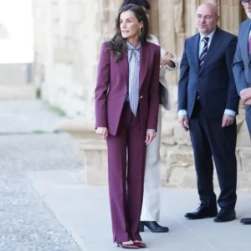 queen-letizia-hugo-boss-burgundy-suit-3