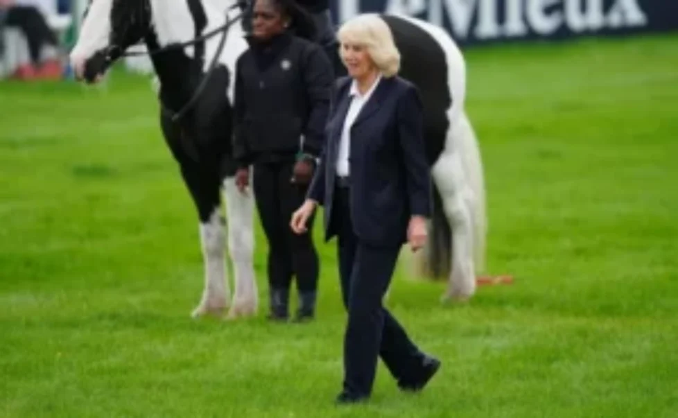 queen-camilla-black-blazer-suit-4