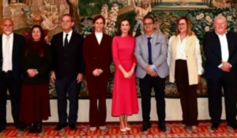 queen-letizia-moises-nieto-fuchsia-dress-3
