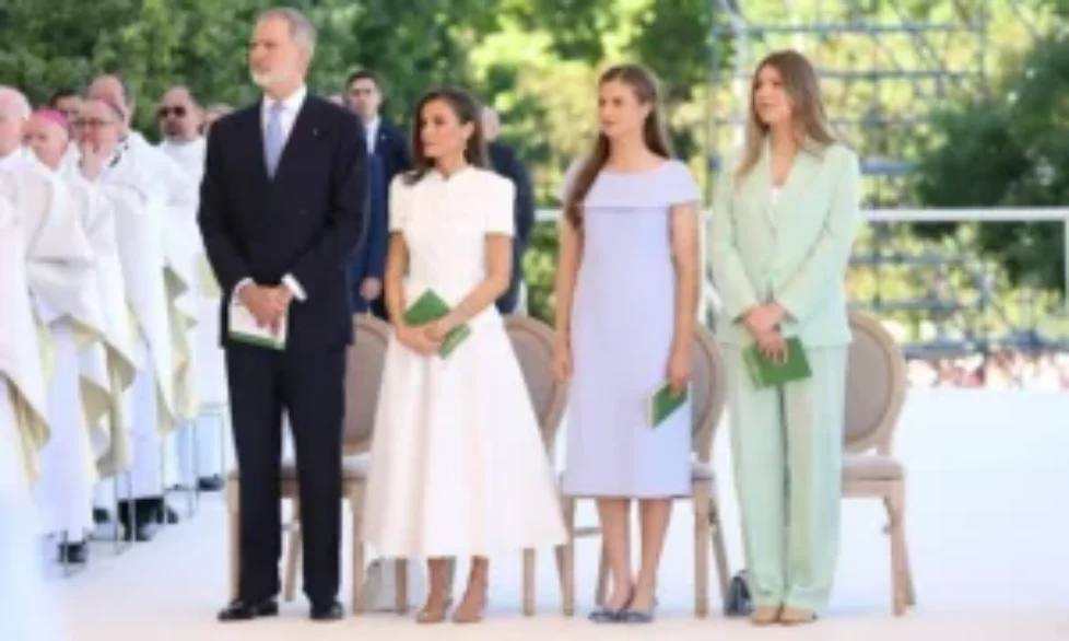 queen-letizia-princess-leonor-infanta-sofia-pope-7