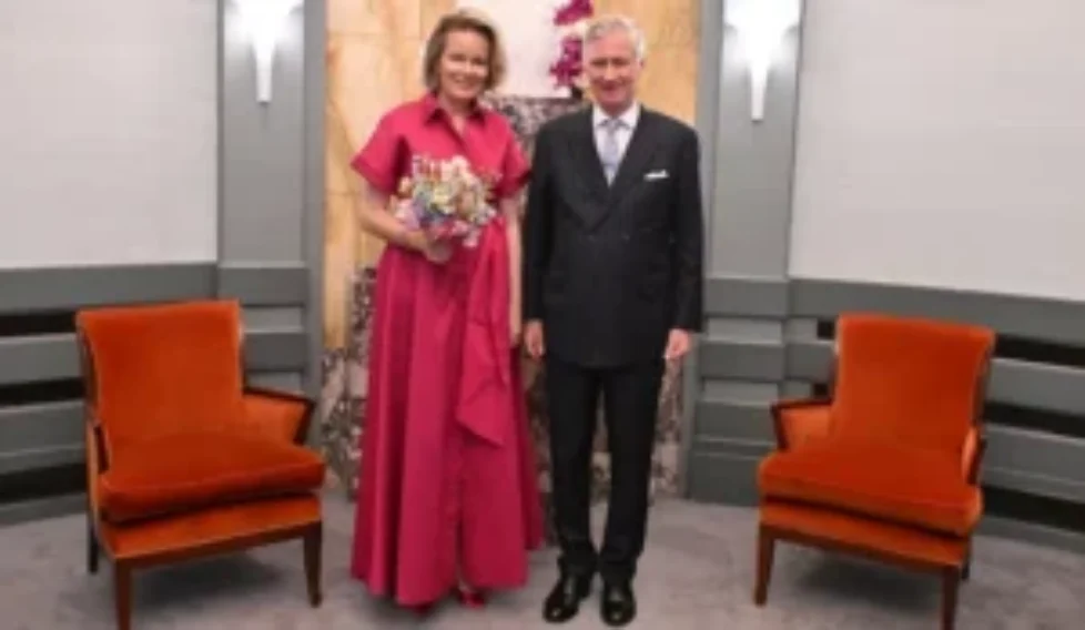queen-mathilde-carolina-herrera-fuchsia-dress-4