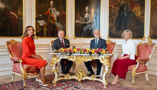 eva-pavlova-queen-rania-carolina-herrera-6