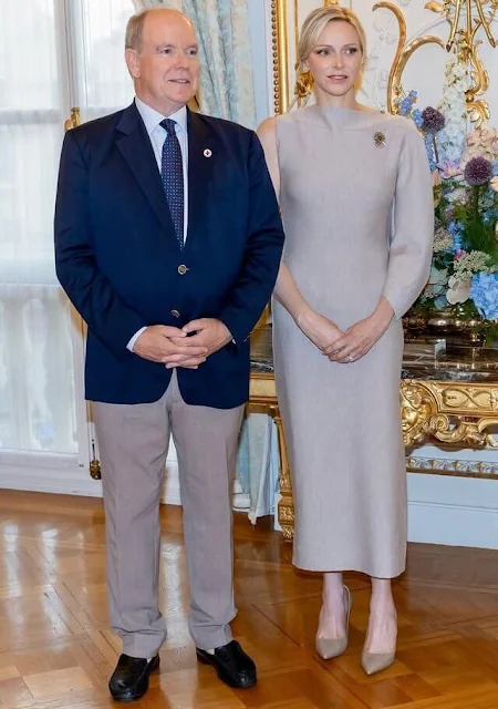 princess-charlene-oscar-de-la-renta-dress-hibiscus-brooch-gold-3