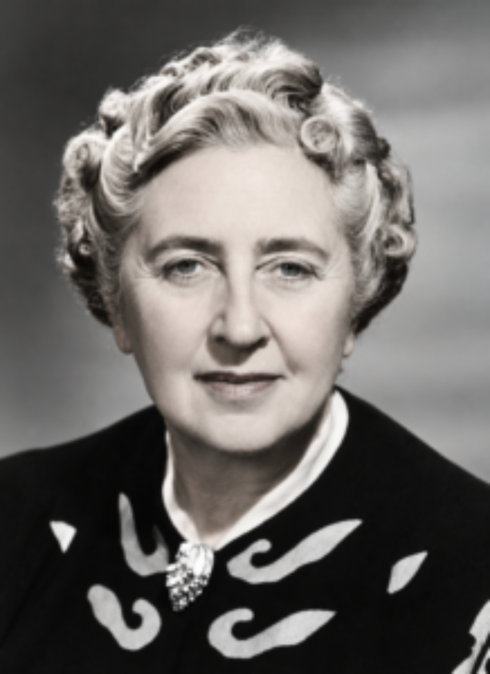 Portrait monochrome d’une élégante dame âgée